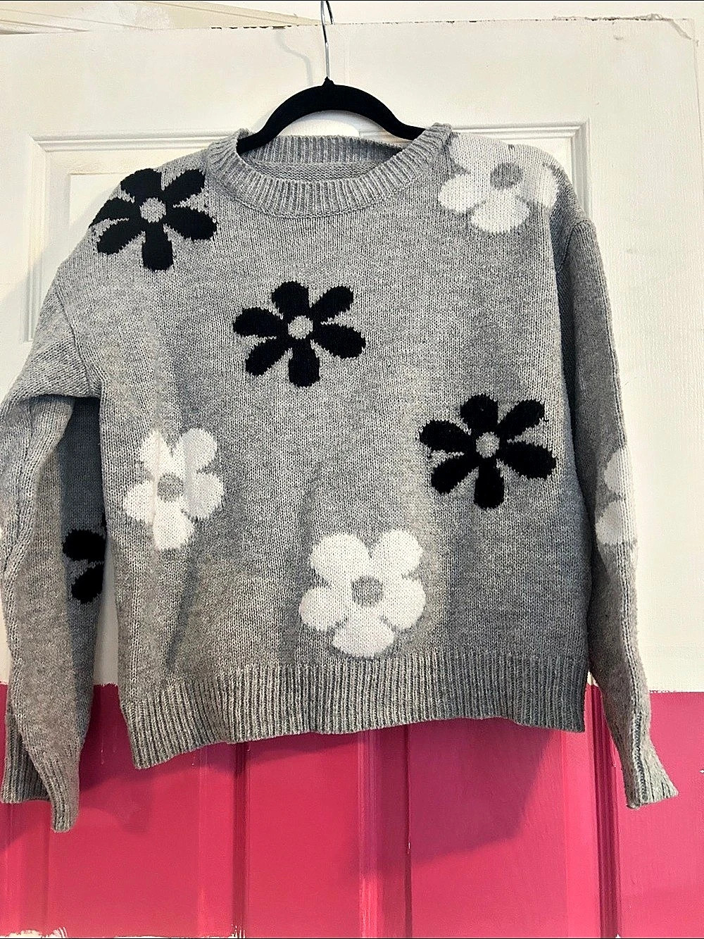 SHEIN Gray knit Crewneck with Black and White Floral Design